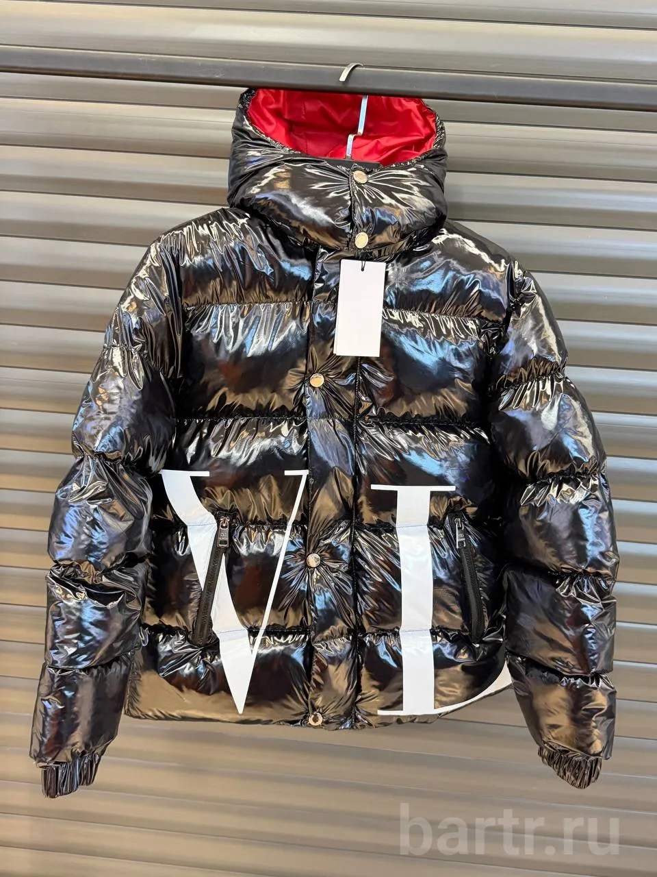 Фото: Пуховик Moncler X Valentino